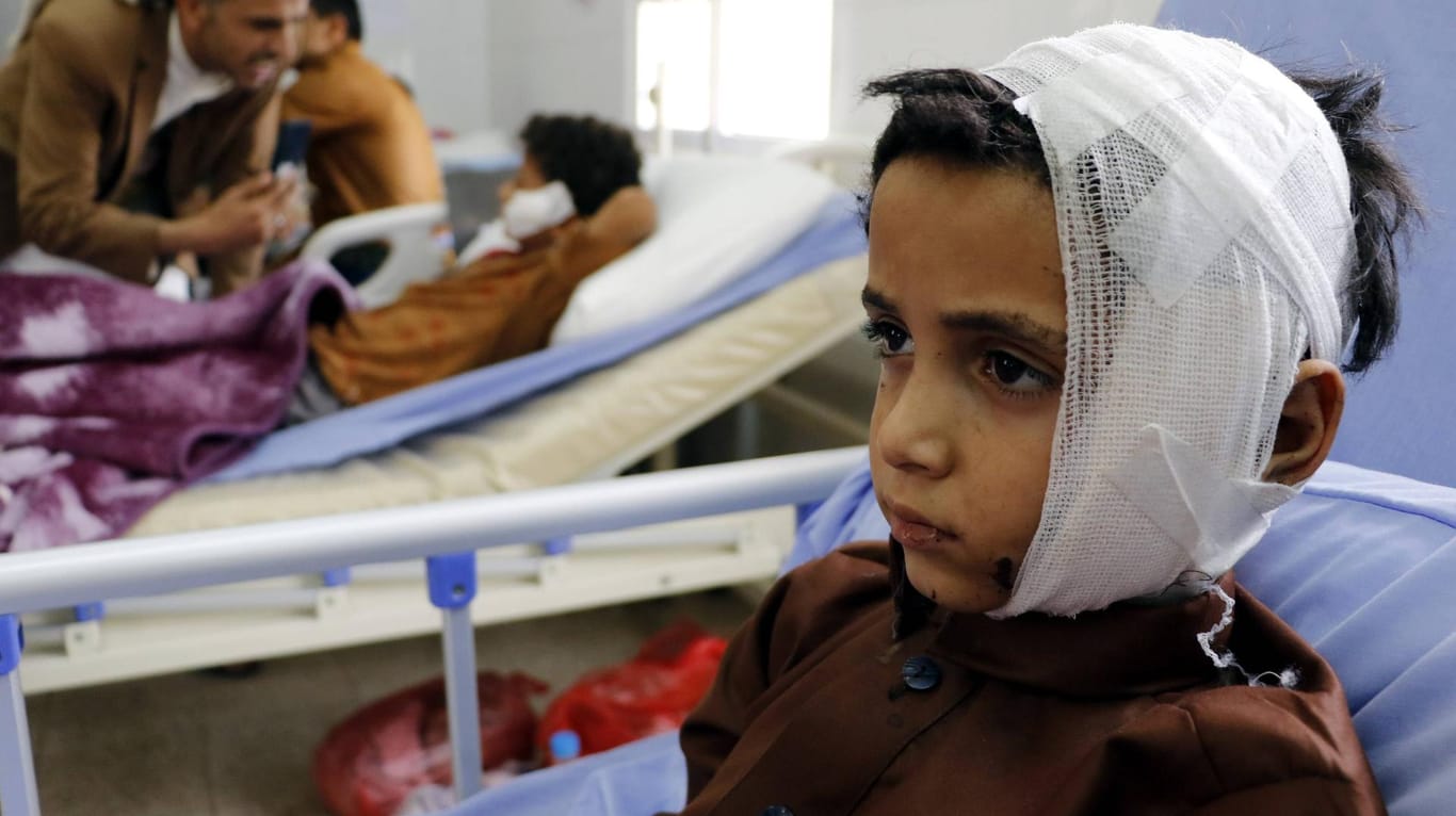 Verletzte Kinder: Im Bürgerkriegsland Jemen will die von Saudi-Arabien geführte Militärkoalition nun Hilfskorridore öffnen.