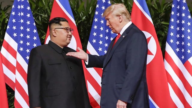 Trafen sich im Juni zum ersten Mal in Singapur: Donald Trump (r), US-Präsident, und Kim Jong Un, Machthaber von Nordkorea.