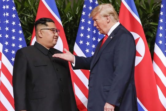 Trafen sich im Juni zum ersten Mal in Singapur: Donald Trump (r), US-Präsident, und Kim Jong Un, Machthaber von Nordkorea.