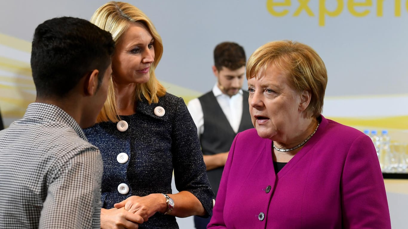 Angela Merkel: Die Bundeskanzlerin (r.) will auch nach dem Brexit gute Beziehungen zu Großbritannien pflegen.