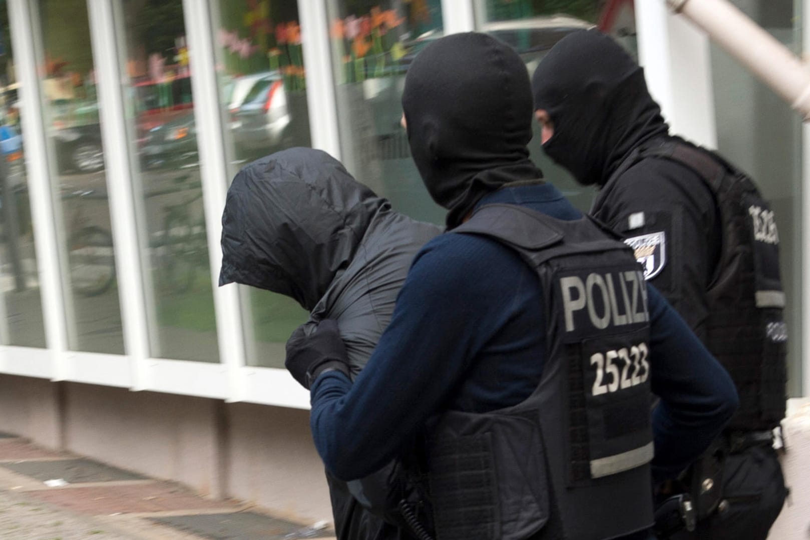 Razzia gegen einen Clan in Berlin: Dreieinhalb Monate nach dem spektakulären Diebstahl der 100-Kilo-Goldmünze aus dem Bode-Museum nimmt die Polizei zwei Verdächtige fest.