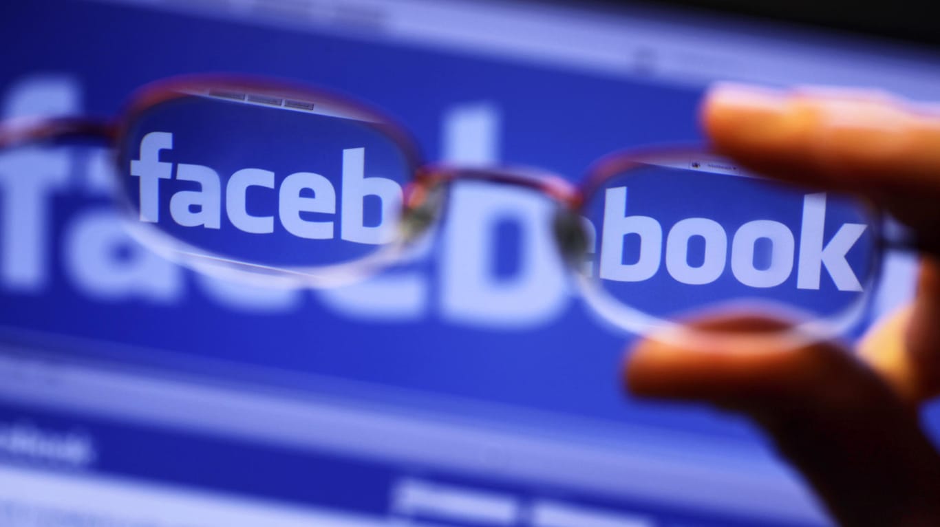Das Logo von Facebook: Tausende Moderatoren sorgen dafür, dass verbotene Inhalte gelöscht werden.