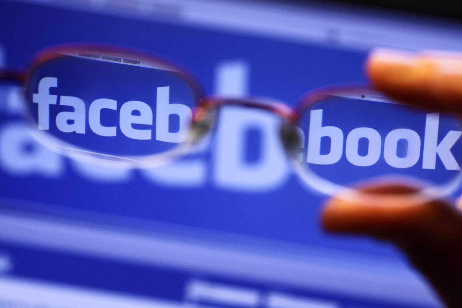 Das Logo von Facebook: Tausende Moderatoren sorgen dafür, dass verbotene Inhalte gelöscht werden.