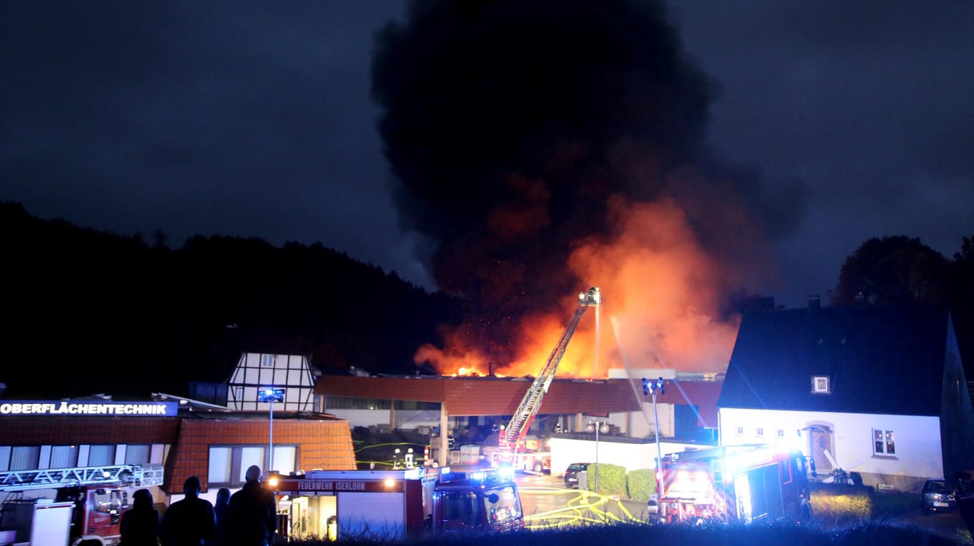 Der Brand in Iserlohn: Hunderte Einsatzkräfte der Feuerwehr waren im Einsatz.