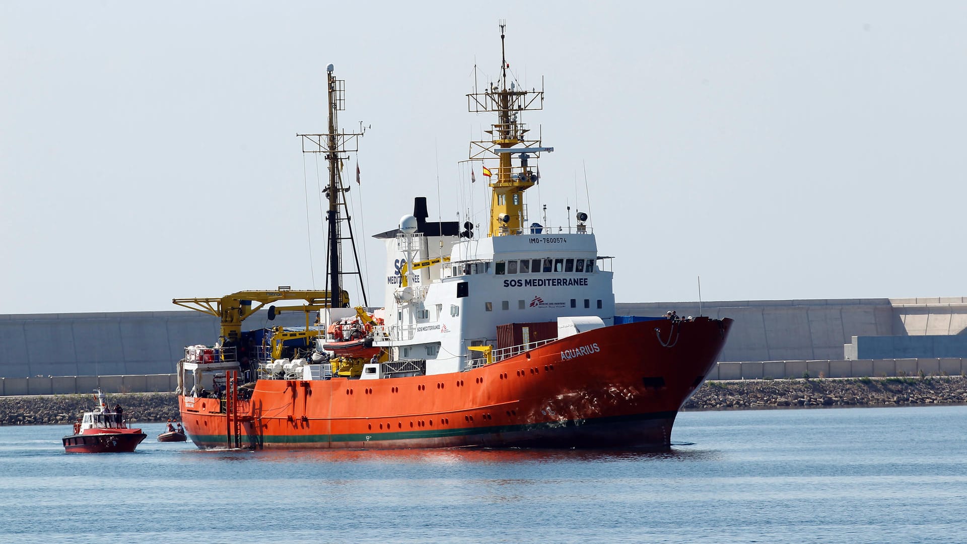 Aus Seenot gerette Flüchtlinge auf der "Aquarius": Dem letzten zivilen Rettungsschiff im Mittelmeerauf Betreiben Italiens die Flagge und damit die Registrierung entzogen.