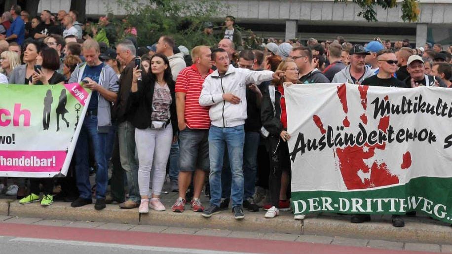 AfD-Aktivistin Leyla Bilge neben militanten Neonazis in Chemnitz.