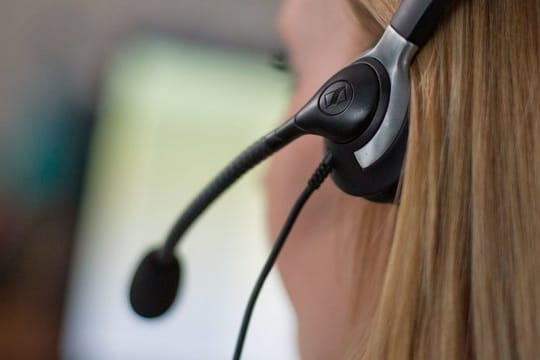 Kunden von Telefon- und Internetanbietern werden einem Test zufolge oft schlecht beraten - Hotlines schnitten dabei noch etwas besser ab.