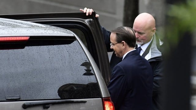 Sollte Trump Rosenstein nun tatsächlich entlassen oder sollte dieser von seinem Posten zurücktreten, würde dies einmal mehr zu Chaos in der Regierung führen. Sollte Trump Rosenstein nun tatsächlich entlassen oder sollte dieser von seinem Posten zurücktreten, würde dies einmal mehr zu Chaos in der Regierung führen.