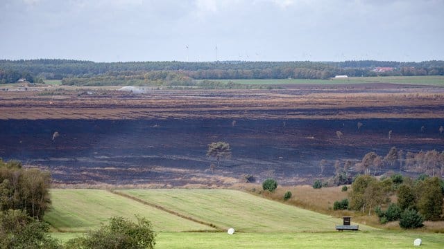 Derzeit fliegen Bundeswehr-Tornados Aufklärungsflüge über dem brennenden Moor im Emsland, zudem gab es Drohnen-Erkundungsflüge.