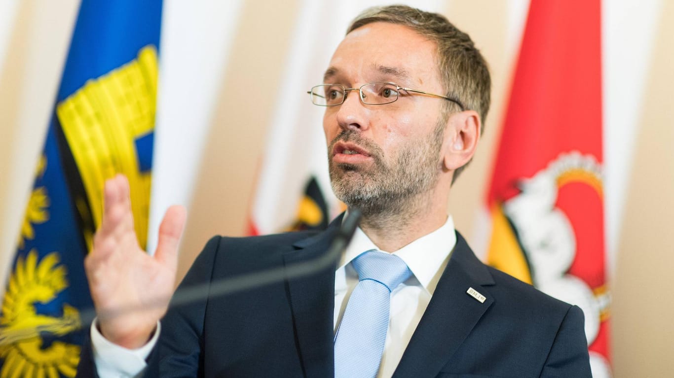Österreichs Innenminister Herbert Kickl (FPÖ) auf einer Pressekonferenz): Das Innenministerium hat die umstrittene E-Mail in einer ersten Reaktion verteidigt.