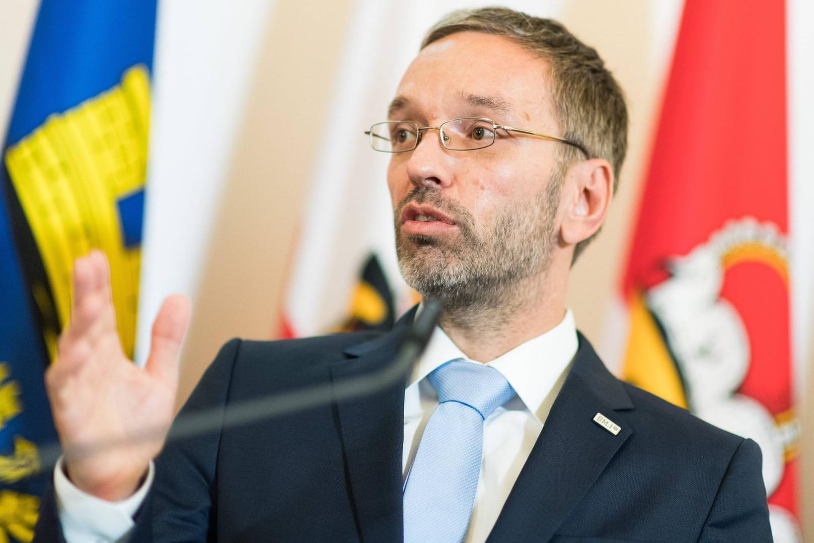 Österreichs Innenminister Herbert Kickl (FPÖ) auf einer Pressekonferenz): Das Innenministerium hat die umstrittene E-Mail in einer ersten Reaktion verteidigt.