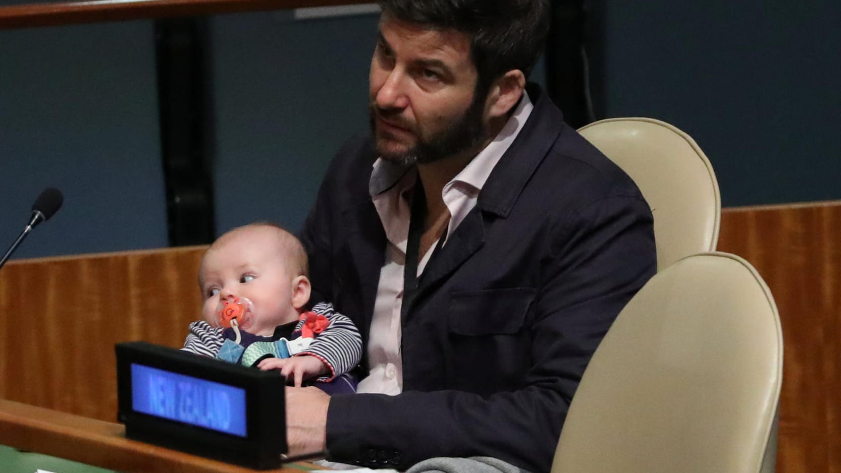 Der Mann der neuseeländischen Premierministerin, Clarke Gayford, mit seiner Tochter Eve.