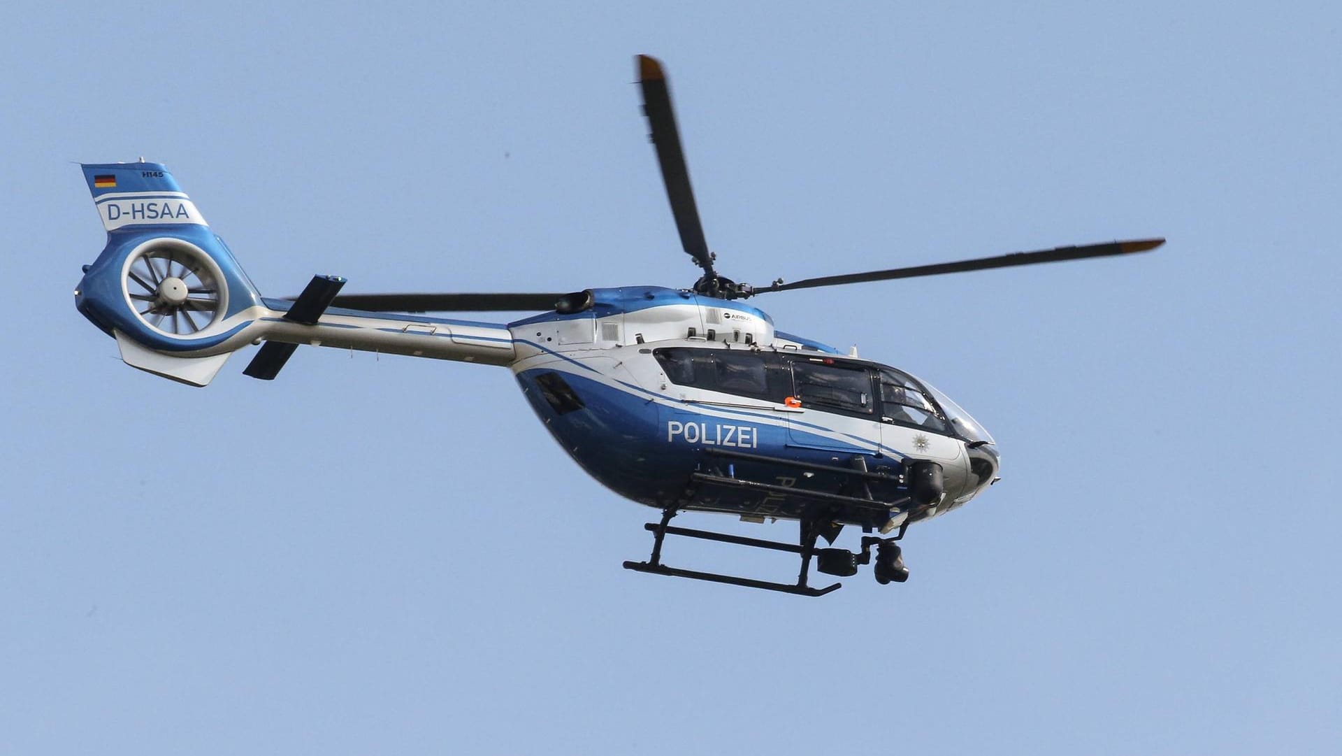 Polizeihubschrauber im Einsatz: Die Beamten gehen immer noch davon aus, dass der Mann mit einem Beil bewaffnet ist. (Symbolbild) Polizeihubschrauber im Einsatz: Die Beamten gehen immer noch davon aus, dass der Mann mit einem Beil bewaffnet ist. (Symbolbild)