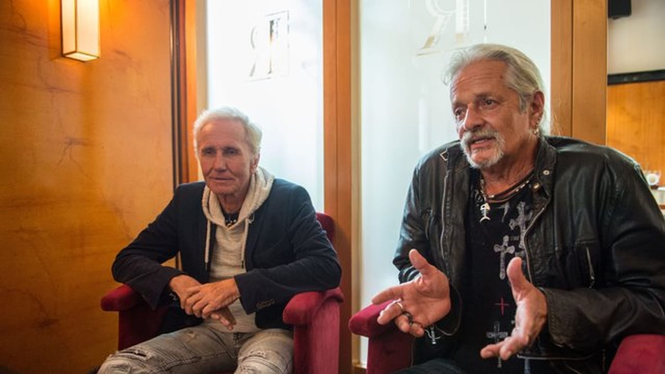 Ein letztes Album, eine letzte Tournee: Klaus Eberhartinger (l) und Thomas Spitzer machen bei der EAV die Tür zu.