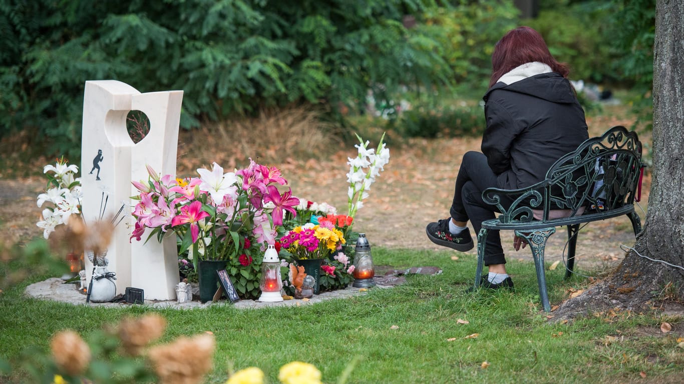 Keiras Mutter am Grab: Die 14-Jährige wurde offenbar von einem Mitschüler getötet.
