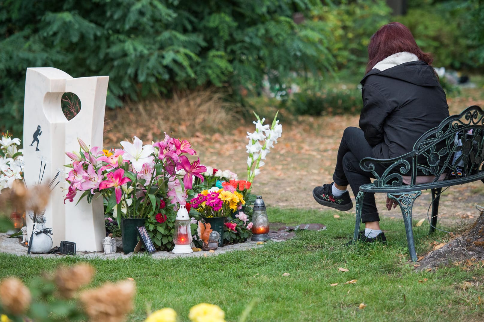 Keiras Mutter am Grab: Die 14-Jährige wurde offenbar von einem Mitschüler getötet.
