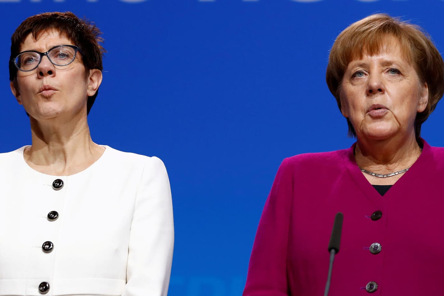 Kanzlerin Angela Merkel und Annegret Kramp-Karrenbauer auf einem CDU-Parteitag: Die CDU-Generalsekretärin hat in der Maaßen-Debatte der kanzlerin den Rücken gerstärckt.