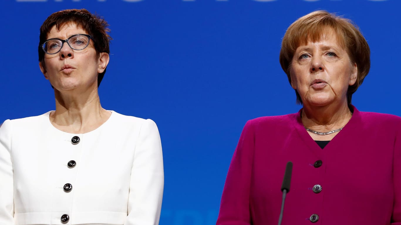 Kanzlerin Angela Merkel und Annegret Kramp-Karrenbauer auf einem CDU-Parteitag: Die CDU-Generalsekretärin hat in der Maaßen-Debatte der kanzlerin den Rücken gerstärckt.