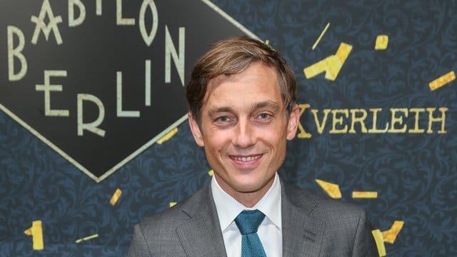 Volker Bruch spielt in "Babylon Berlin" einen Kölner Kommissar, den es nach Berlin verschlägt. Volker Bruch spielt in "Babylon Berlin" einen Kölner Kommissar, den es nach Berlin verschlägt.