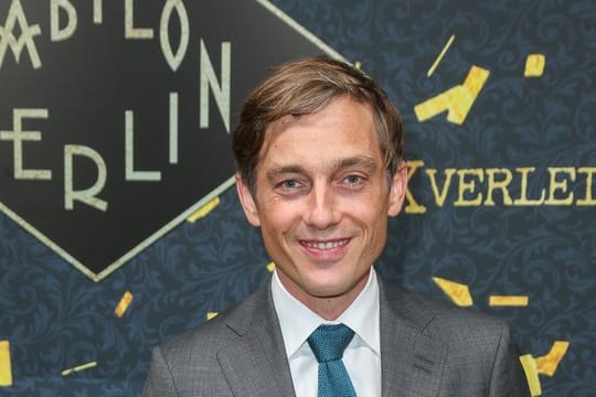 Volker Bruch spielt in "Babylon Berlin" einen Kölner Kommissar, den es nach Berlin verschlägt.