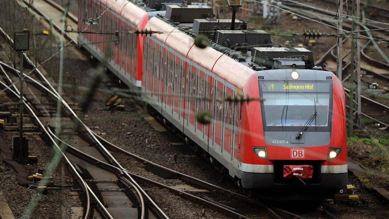 Essen: Eine S-Bahn fährt auf den Gleisen am Hauptbahnhof. Wegen einer Signalstörung zwischen Duisburg und Düsseldorf hat es auf mehreren Nahverkehrslinien in NRW und im Fernverkehr erhebliche Verspätungen gegeben.