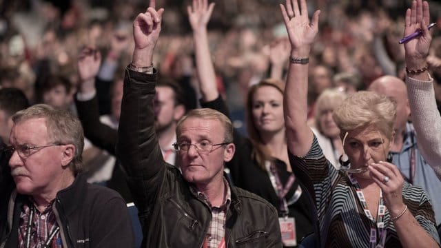 Labour-Delegierte geben beim Parteitag in Liverpool ihre Stimme ab.