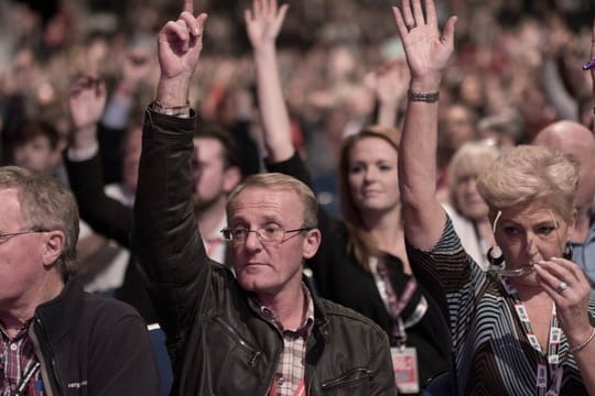 Labour-Delegierte geben beim Parteitag in Liverpool ihre Stimme ab.