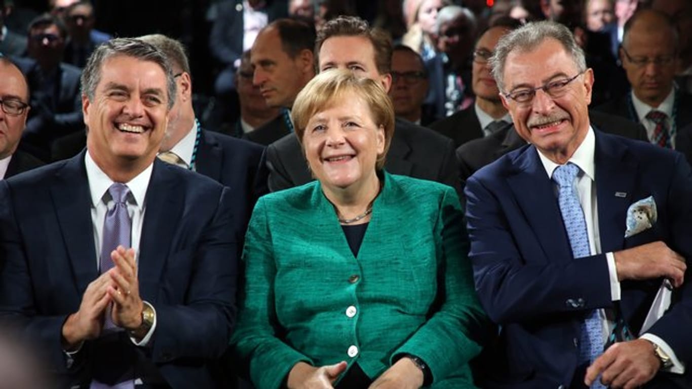Roberto Azevedo (l-r), WTO-Generaldirektor, Bundeskanzlerin Merkel und Dieter Kempf, BDI-Präsident, nehmen am Tag der Deutschen Industrie teil.