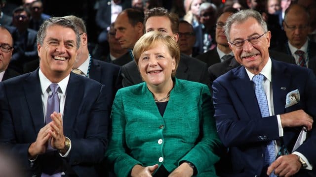 Roberto Azevedo (l-r), WTO-Generaldirektor, Bundeskanzlerin Merkel und Dieter Kempf, BDI-Präsident, nehmen am Tag der Deutschen Industrie teil.