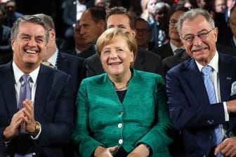 Roberto Azevedo (l-r), WTO-Generaldirektor, Bundeskanzlerin Merkel und Dieter Kempf, BDI-Präsident, nehmen am Tag der Deutschen Industrie teil.