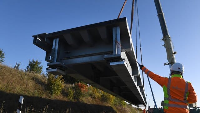 An der Großbaustelle sind die ersten Einzelteile der künftigen Behelfsbrücke angeliefert worden.