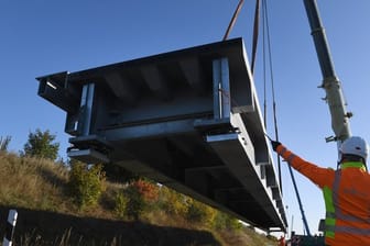 An der Großbaustelle sind die ersten Einzelteile der künftigen Behelfsbrücke angeliefert worden.
