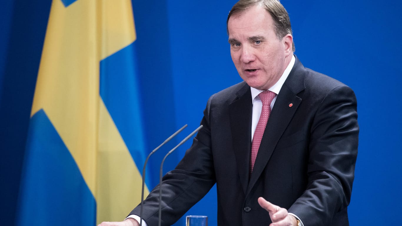 Stefan Löfven äußert sich bei einer Pressekonferenz: Schwedens Minsterpräsident muss nach der verlorenen Vertrauensabstimmung sein Amt abgeben. Bis ein Nachfolger gefunden ist bleibt er kommissarisch im Amt.