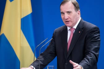 Stefan Löfven äußert sich bei einer Pressekonferenz: Schwedens Minsterpräsident muss nach der verlorenen Vertrauensabstimmung sein Amt abgeben. Bis ein Nachfolger gefunden ist bleibt er kommissarisch im Amt.