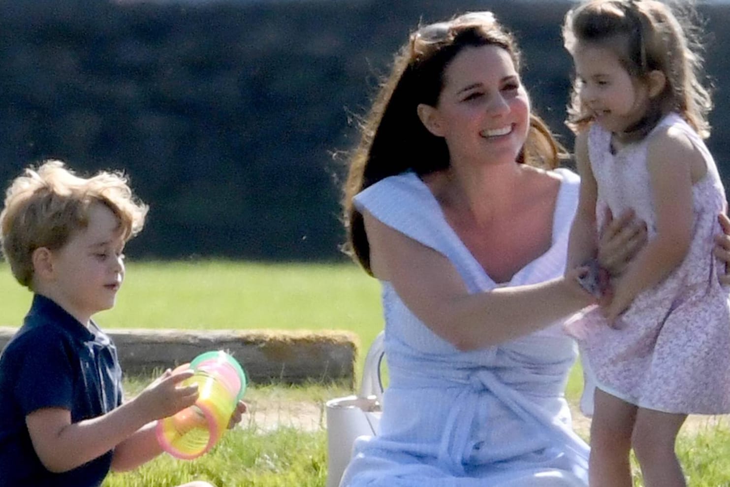 Zeit mit der Familie: Prinz George (l.) und Prinzessin Charlotte (r.) genießen einen Sommertag mit Mama Kate (m.).