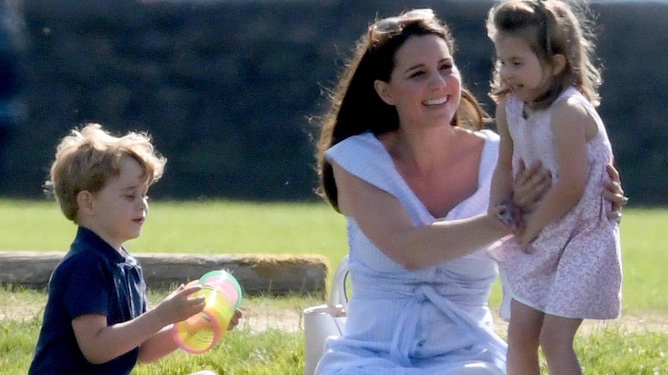 Zeit mit der Familie: Prinz George (l.) und Prinzessin Charlotte (r.) genießen einen Sommertag mit Mama Kate (m.).