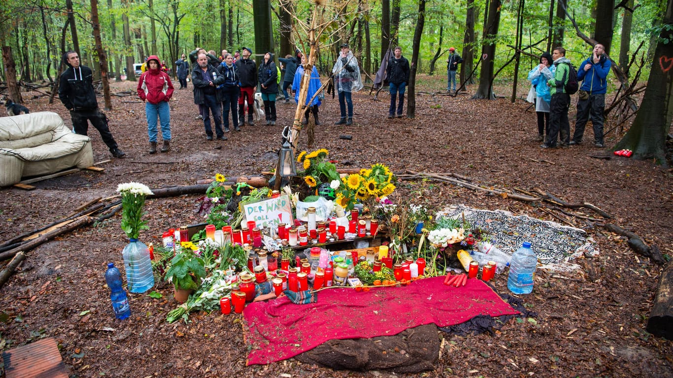Die Gedenkstätte für den Journalisten: Der 27-Jährige starb am vergangenen Mittwoch im Hambacher Forst.