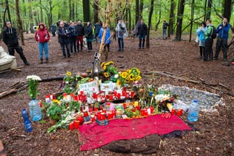 Die Gedenkstätte für den Journalisten: Der 27-Jährige starb am vergangenen Mittwoch im Hambacher Forst.