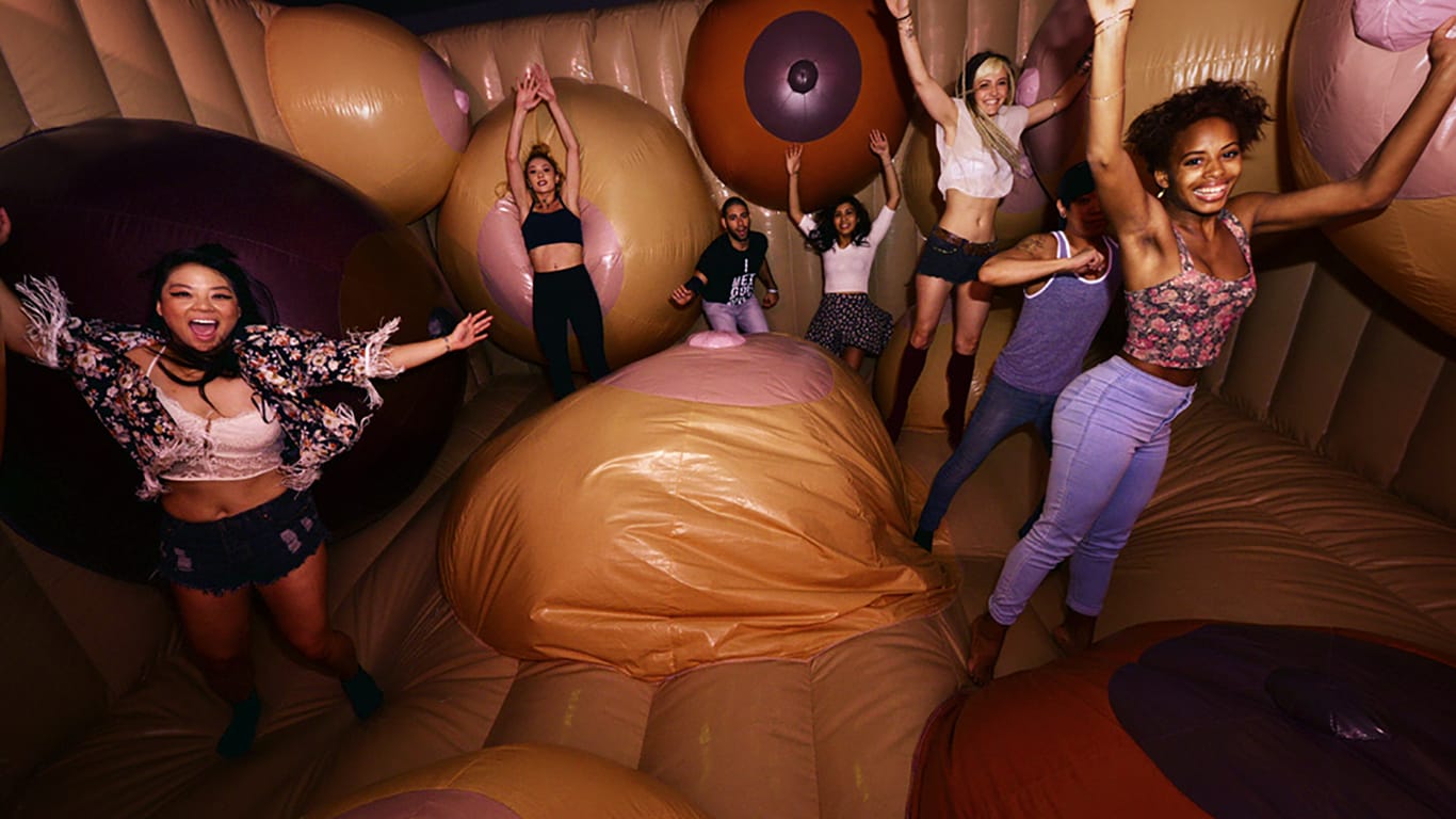 "Jump for Joy": Die Installation im Museum of Sex in New York lässt Besucher auf Brüsten hüpfen.