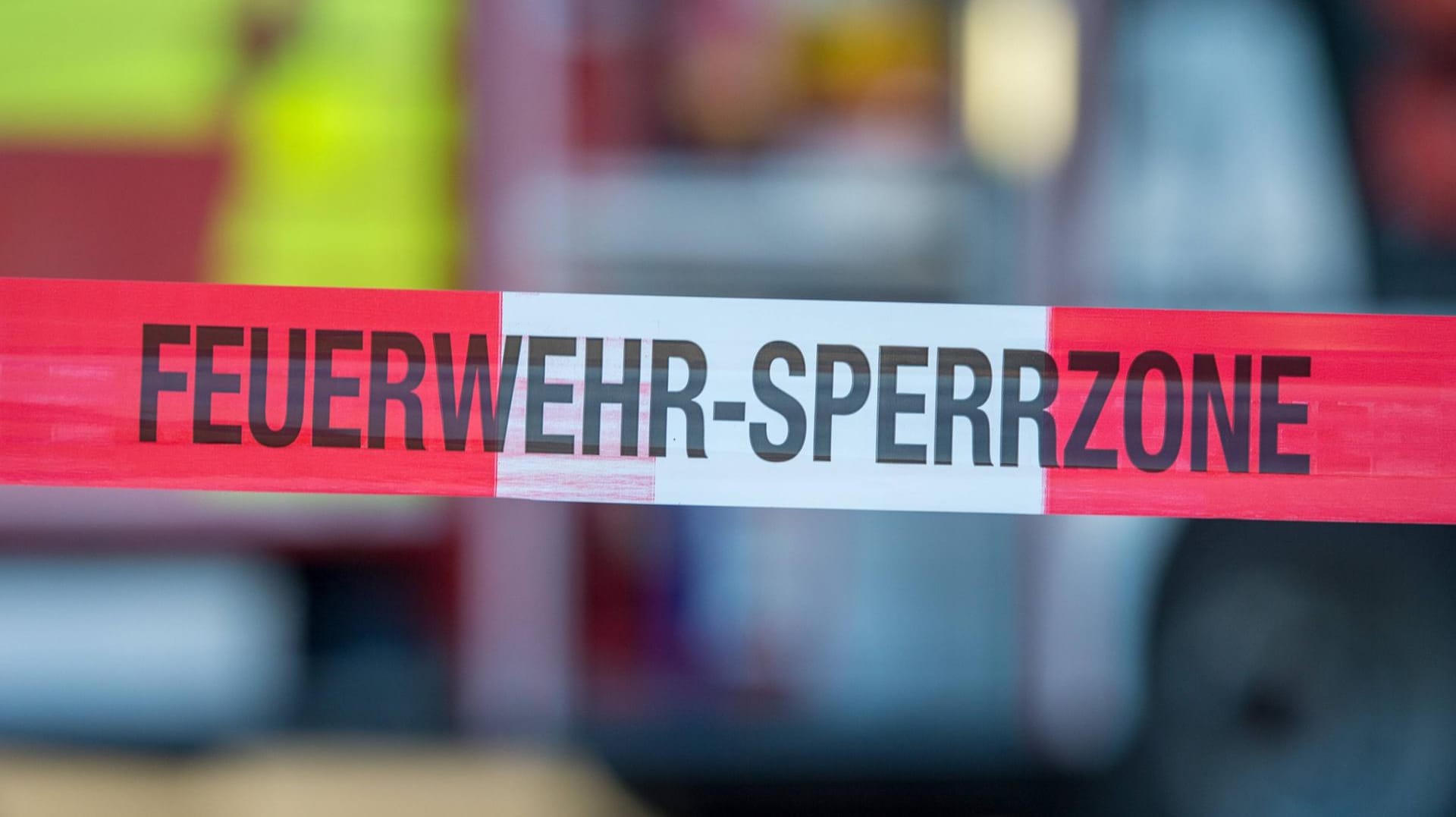 Feuerwehr Sperrzone: Die Polizei hat einen mutmaßlichen Brandstifter festgenommen. (Symbolbild)