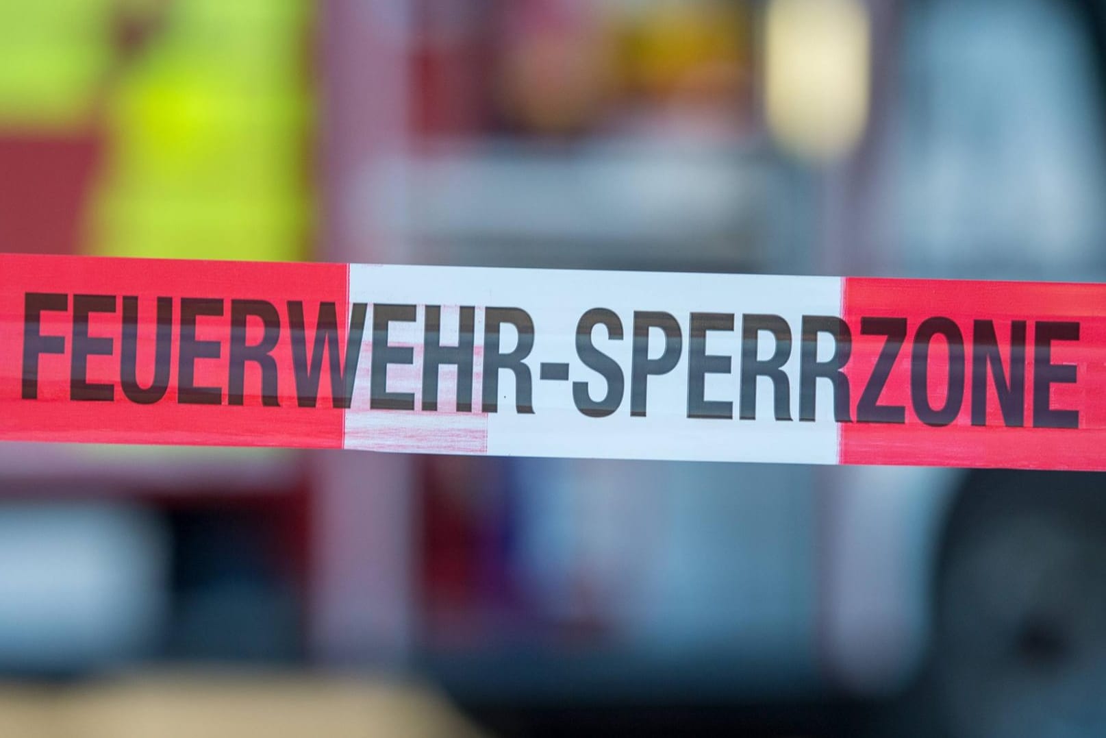 Feuerwehr Sperrzone: Die Polizei hat einen mutmaßlichen Brandstifter festgenommen. (Symbolbild)