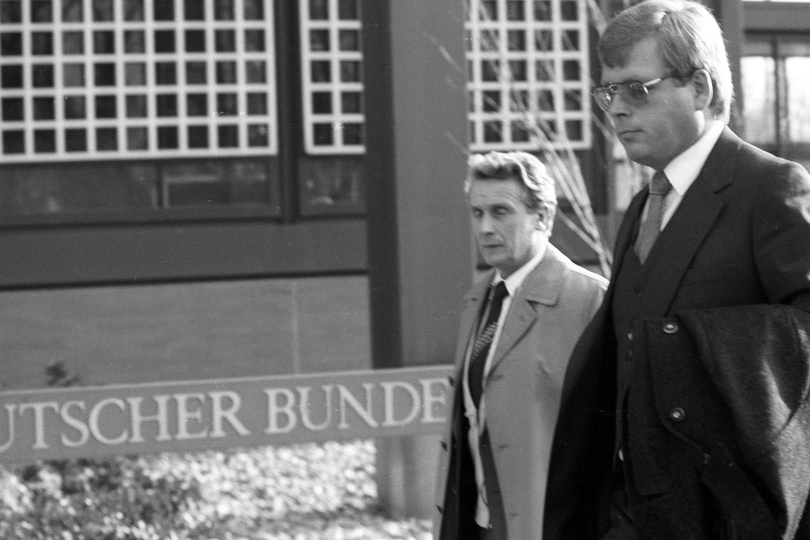1988: Arzt und Angehöriger von "Colonia Dignidad", Hartmut Hopp, geht zu einer Anhörung vor dem Unterausschuss für Menschenrechte und Humanitäre Hilfe des Auswärtigen Ausschusses: Es waren auch deutsche Staatsangehörige unfreiwillig und unter menschenrechtsverletzenden Bedingungen in der Colonia Dignidad in Chile.