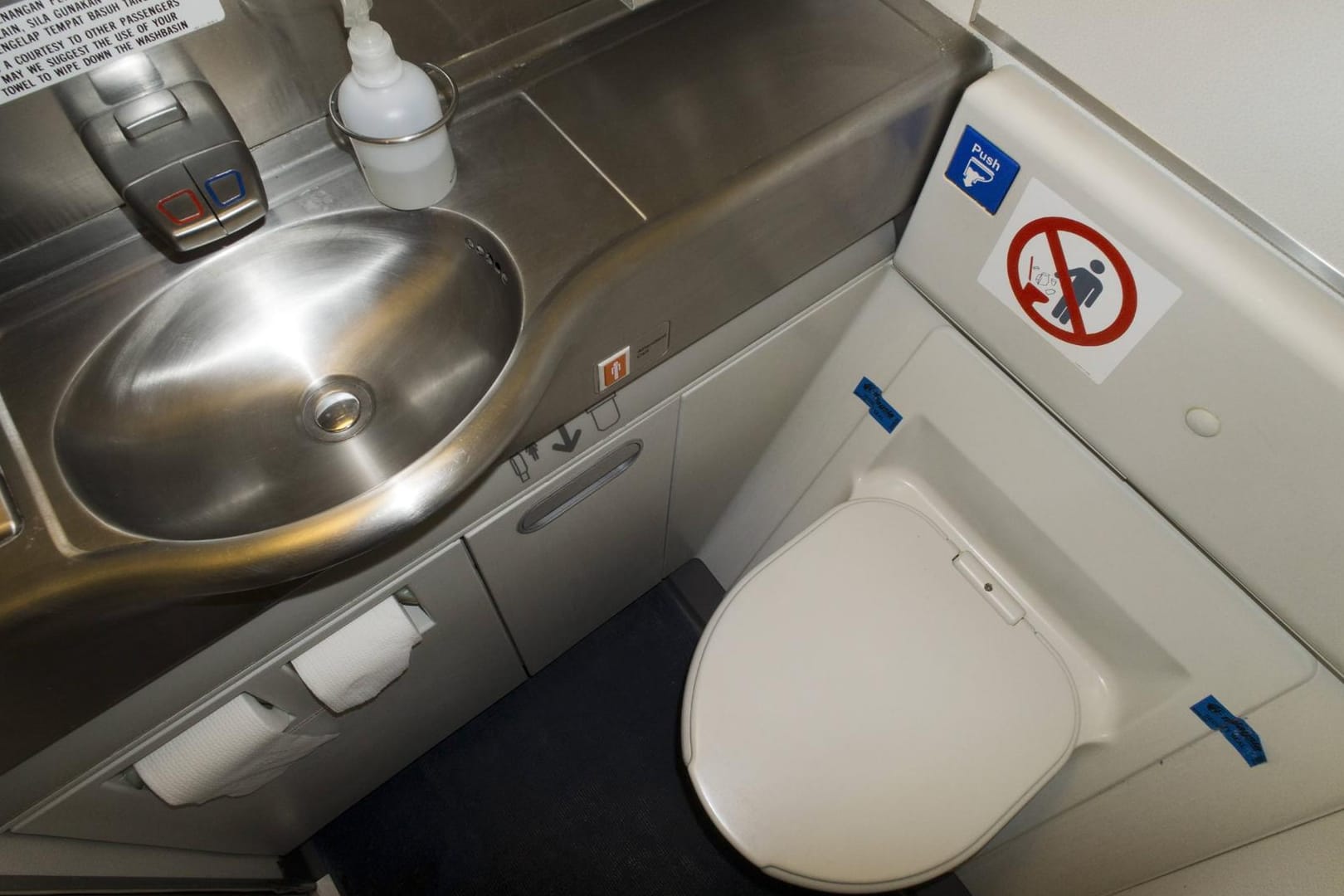 Eine Bordtoilette: Der Passagier musste so dringend das Klo aufsuchen, dass er nervös wurde und die Türen verwechselte. (Symbolbild)