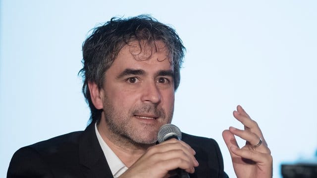 Deniz Yücel hatte die türkische Regierung Ende August auf 2,98 Millionen Lira Entschädigung (etwa 400. Deniz Yücel hatte die türkische Regierung Ende August auf 2,98 Millionen Lira Entschädigung (etwa 400.