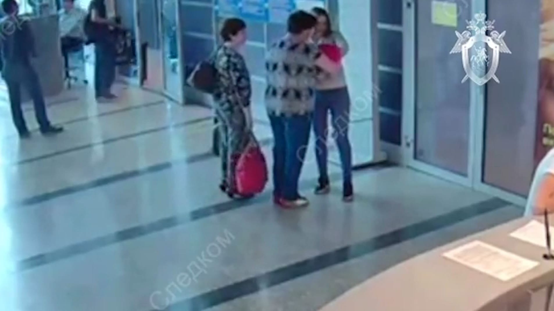 Video vom Flughafen: Eine 25-Jährige übergibt ihr Neugeborenes einer Lehrerin (Mitte). Eine ältere Frau hat sie zur Übergabe begleitet (links). Video vom Flughafen: Eine 25-Jährige übergibt ihr Neugeborenes einer Lehrerin (Mitte). Eine ältere Frau hat sie zur Übergabe begleitet (links).