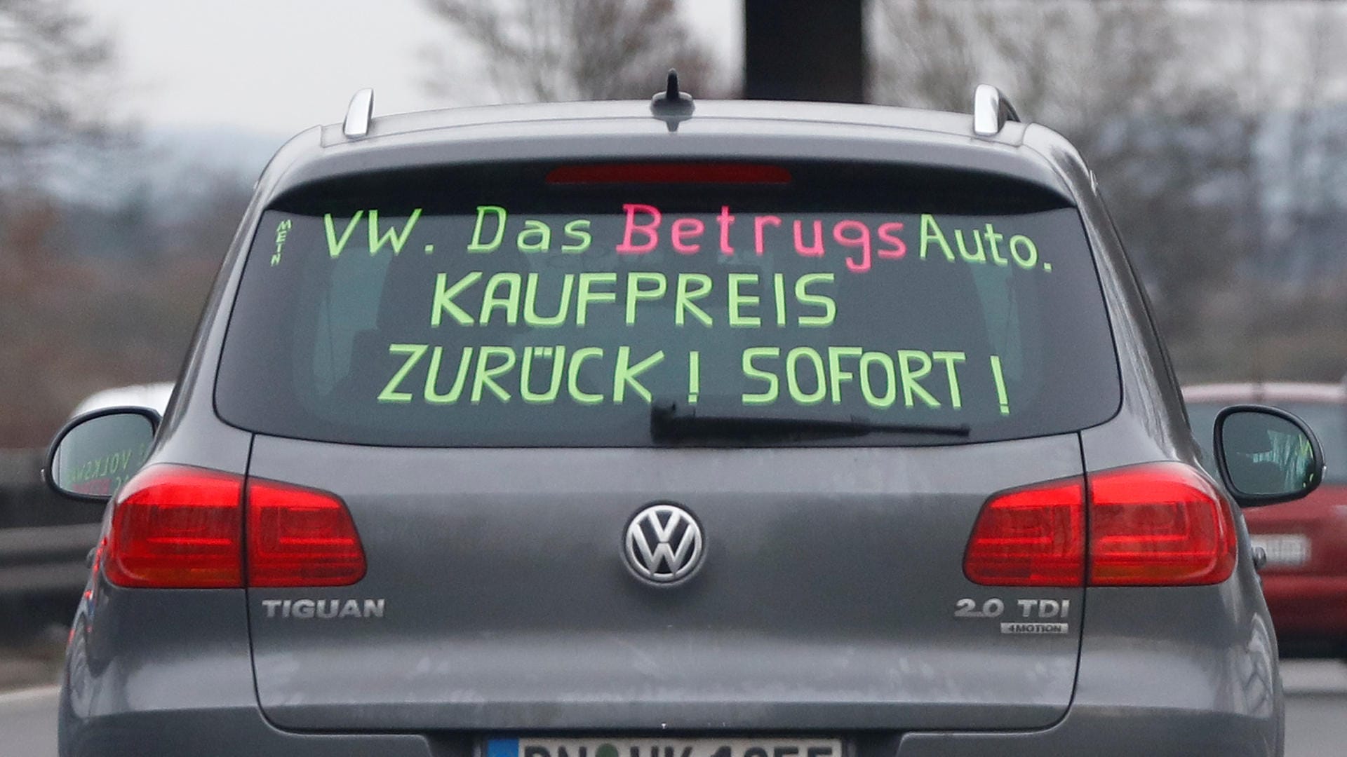 Der Ärger der Autobesitzer: Ein VW Tiguan, unterwegs auf der A 59, mit Protest-Slogan auf der Rückscheibe.