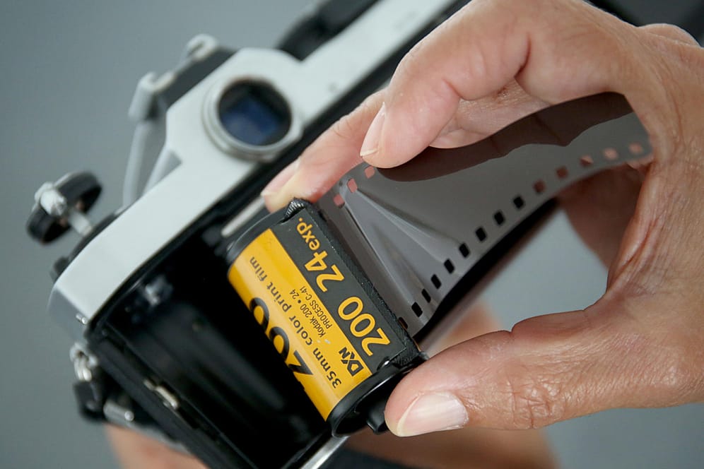 Eine Analogkamera: Für viele engagierte Hobbyfotografen, Künstler oder Berufsfotografen ist dieser Fotoapparat hochattraktiv.
