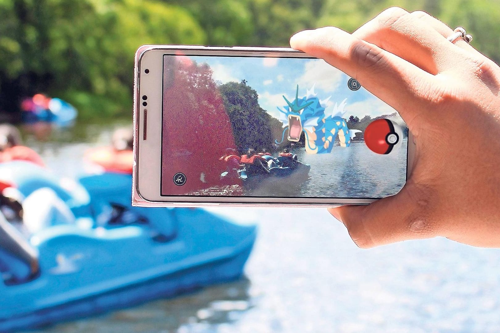 Pokémon Go auf dem Handy: In einem Demovideo ist zu sehen, wie Pikachu und Co demnächst um Bäume oder Spaziergänger herumwuseln sollen.