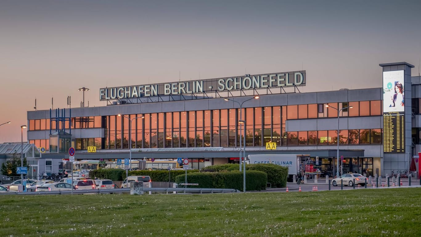 Flughafen Berlin-Schönefeld: Polizisten sind auf einen verdächtigen Mann vor dem Terminal aufmerksam worden. (Symbolbild)