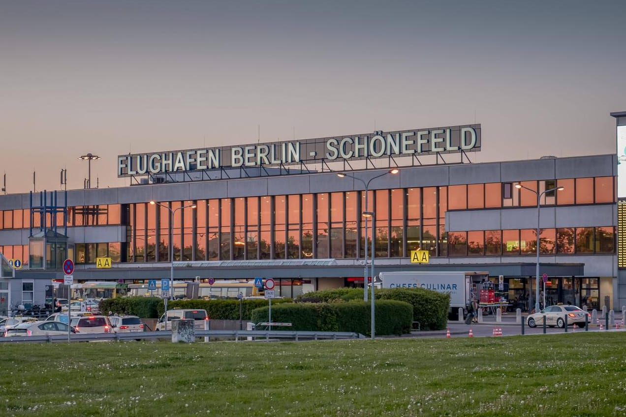 Flughafen Berlin-Schönefeld: Polizisten sind auf einen verdächtigen Mann vor dem Terminal aufmerksam worden. (Symbolbild)